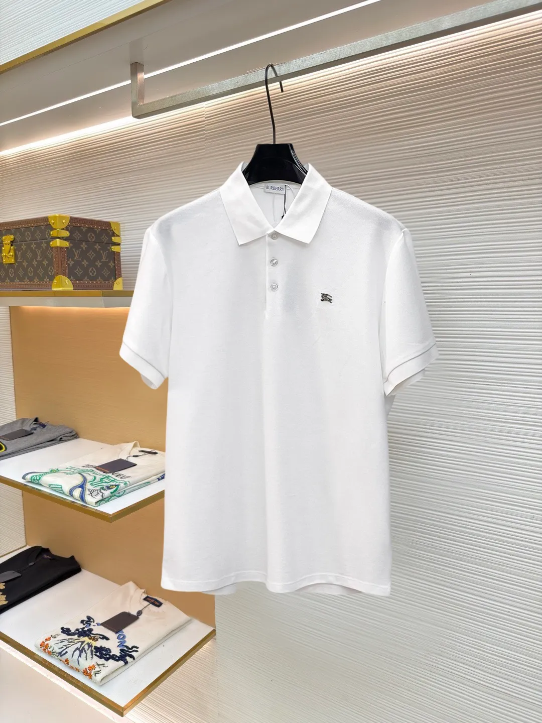 Burberry New Arrival Polo shirt, complete with three labels, original fabric, original customized accessories, official Same Style, made of 210g pure cotton pique fabric, customized same-tank dyed fabric, very comfortable and smooth to the touch, very wide and stylish, produced by the first-line brand Factory, imported Behringer embroidery machine, embroidery is full and textured, the collar rib is woven with imported yarn, does not deform after long-term wear, the most New Arrival style in spring and summer, fashionable and individual Super Versatile and good-looking. It is very suitable for both men and women. It is a must-have for everyone. Size: S-XXL